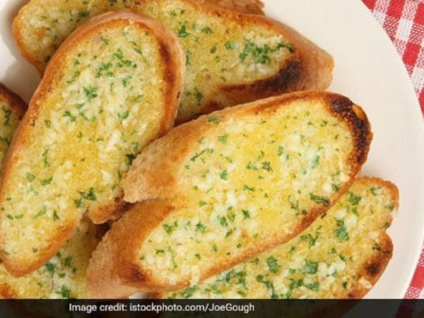 चीज गार्लिक ब्रेड' और 'वेज पिज्जा' बनाने की रेसिपी